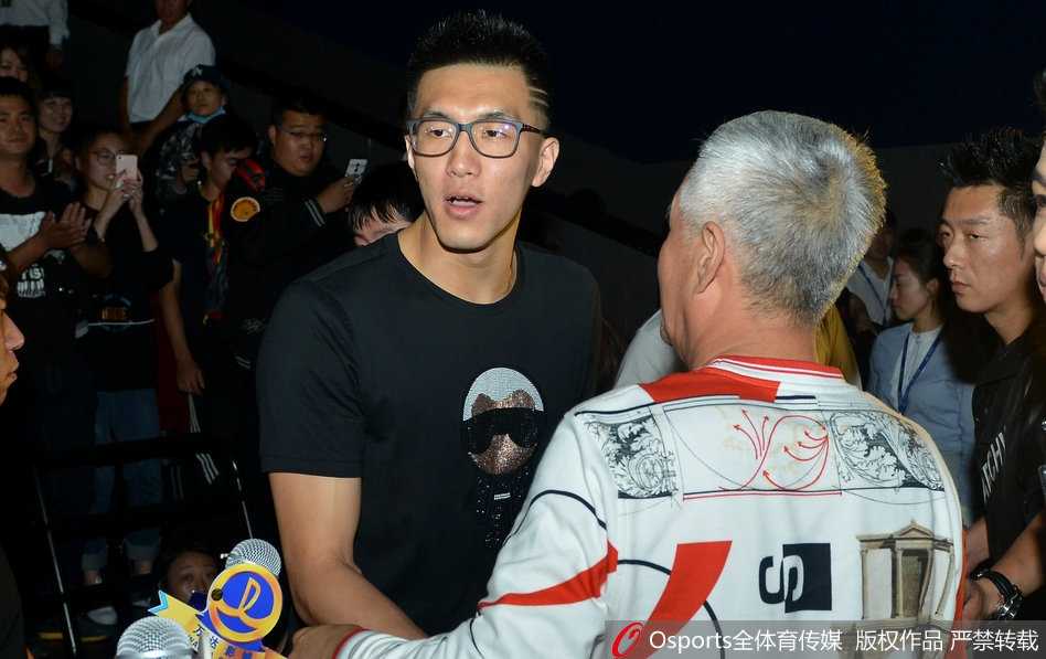 赵本山大鹏乔杉携众星助阵家乡首映 郭艾伦跨界同框想唱摇滚 导演大鹏在沈阳首映礼上发言,身旁站着主演乔杉等人,背景是电影海报,现场观众热情高涨