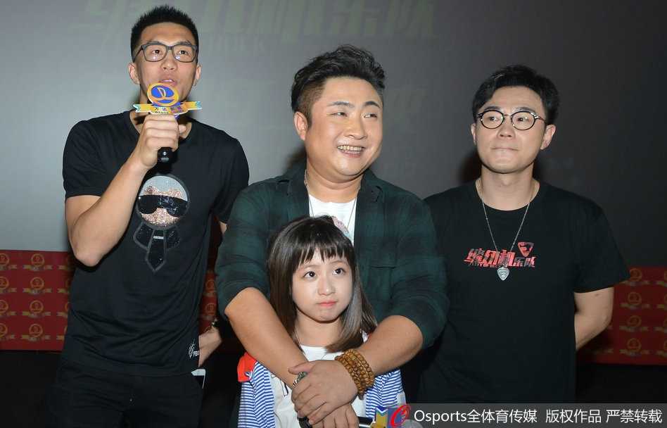 赵本山大鹏乔杉携众星助阵家乡首映 郭艾伦跨界同框想唱摇滚 首映礼尾声全体嘉宾登台大合影,郭艾伦、赵本山、大鹏、乔杉、吴莫愁等所有人一起比出摇滚手势,场面壮观