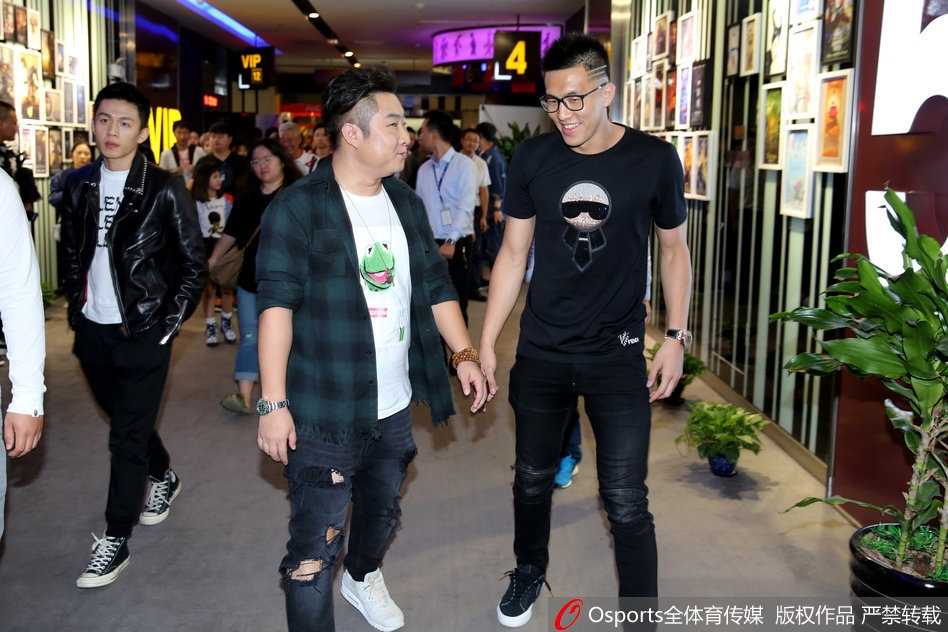 赵本山大鹏乔杉携众星助阵家乡首映 郭艾伦跨界同框想唱摇滚 赵本山在郭艾伦的指导下学习摇滚手势,一老一少互动十分有趣,现场气氛热烈