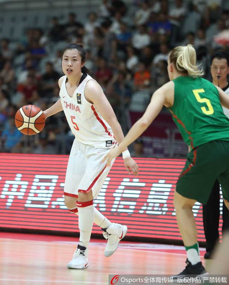 李月汝在篮下高高跃起，犹如一堵移动的长城，狠狠地将对手的上篮盖下。