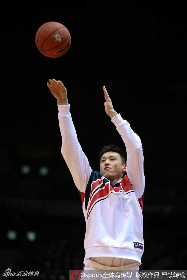 赵睿全明星备战化身开心果 赛场内外“耍宝”瞬间点燃南区队气氛 赵睿弯腰系鞋带时仍不忘搞怪,抬头看向镜头的瞬间眼神调皮,连最普通的动作都做得趣味十足。