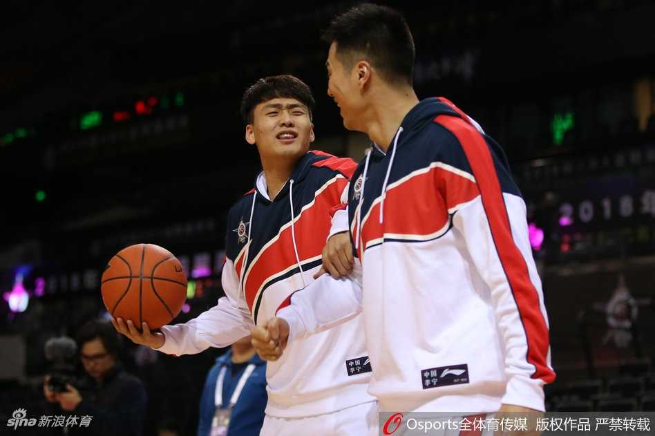 赵睿全明星备战化身开心果 赛场内外“耍宝”瞬间点燃南区队气氛 训练场上赵睿从两位队友中间探头张望,脸上挂着狡黠的笑容,仿佛在偷听战术又像在寻找恶作剧的目标。