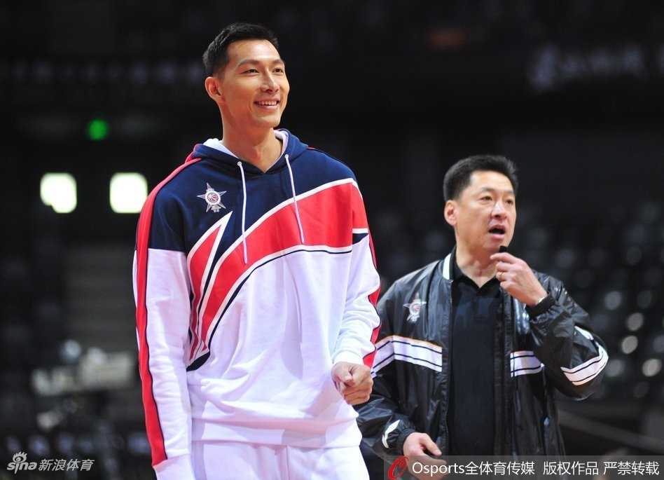 赵睿全明星备战化身开心果 赛场内外“耍宝”瞬间点燃南区队气氛 训练间歇的赵睿单手叉腰站在场边,嘴角上扬露出标志性的坏笑,眼神里透着一股不服输又古灵精怪的劲儿。