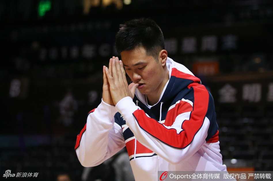 赵睿全明星备战化身开心果 赛场内外“耍宝”瞬间点燃南区队气氛 赵睿在训练结束后挥手致意,脸上洋溢着灿烂纯真的笑容,此刻他不是球星,只是一个享受篮球快乐的大男孩。