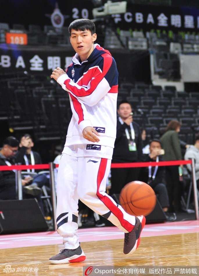 赵睿全明星备战化身开心果 赛场内外“耍宝”瞬间点燃南区队气氛 赵睿双手抱头做出夸张惊讶状,表情丰富极具喜感,仿佛听到了什么不可思议的消息,活脱脱一个表情包。