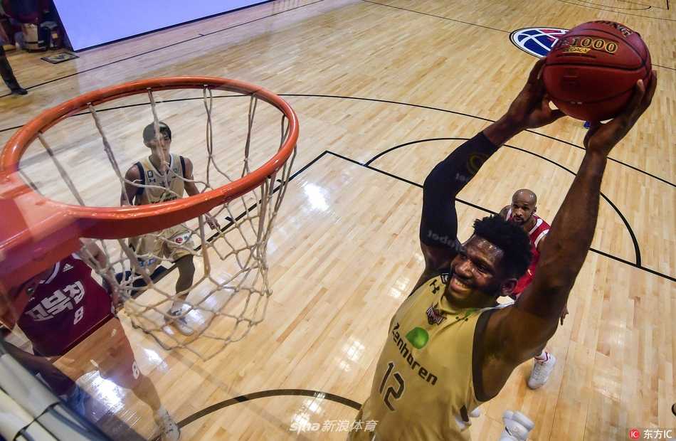超级八澳门篮球邀请赛季军战经典对决 高阳猎户座球员在严密防守下强行突破,他眼神坚定,肌肉线条分明,展现了韩国篮球的顽强斗志。