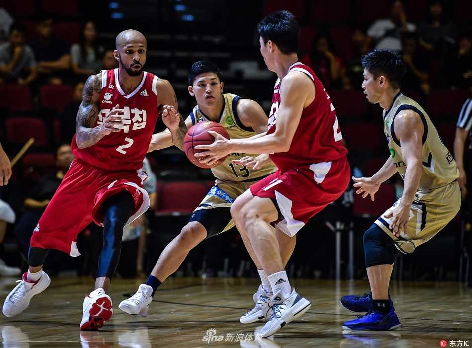 超级八澳门篮球邀请赛季军战经典对决 琉球黄金帝王核心后卫岸本隆一持球组织进攻,他压低重心,用灵活的运球试图撕开高阳猎户座的防线。