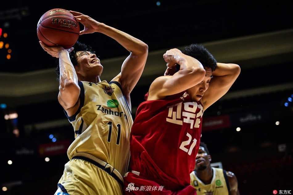 超级八澳门篮球邀请赛季军战经典对决 季军战开场跳球瞬间,琉球黄金帝王与高阳猎户座的球员们肌肉紧绷,目光如炬,争夺第一次进攻权。