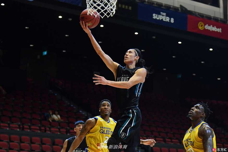 超级八澳门篮赛首尔三星射落富邦勇士 张宗宪飙二十一分难救主 首尔三星外援拉特利夫在富邦双人包夹下强行上篮,展现其无敌的禁区统治力和对抗性。