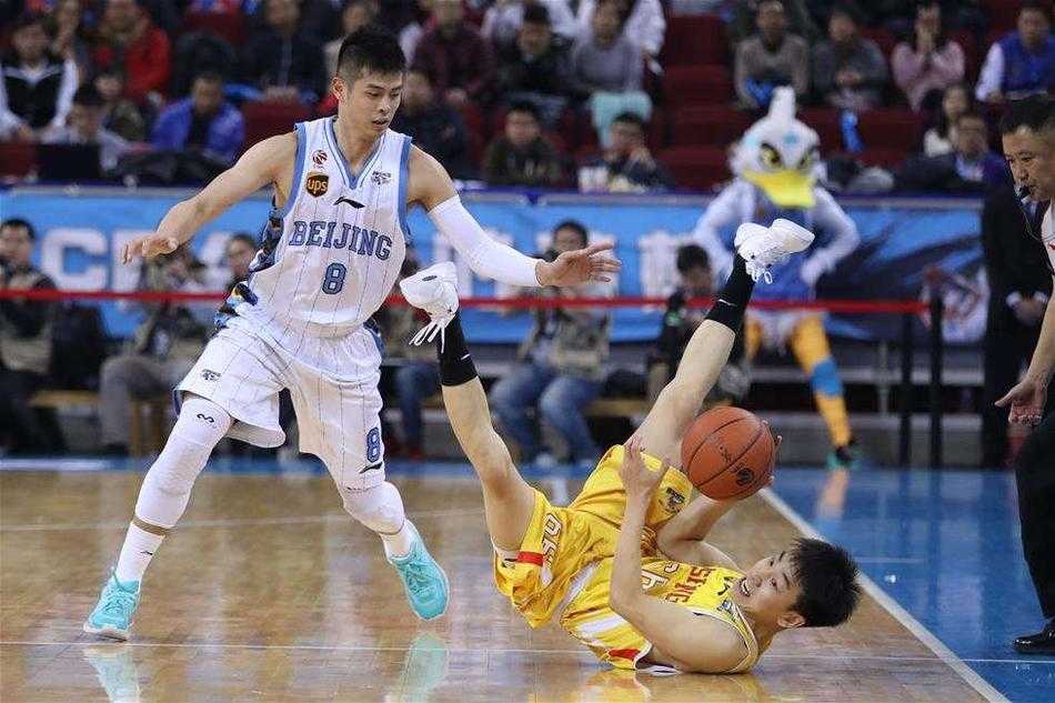 另一位运动员在赛场上不慎摔倒，身体重重砸在跑道上，他扭头望向身后，眼神中满是错愕与不甘