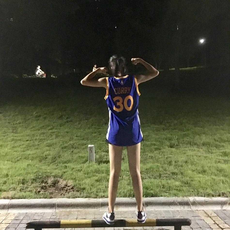 库里跃起投篮瞬间，手臂舒展指尖轻拨，篮球在空中划出隐形弧线，定格成永恒的经典姿态