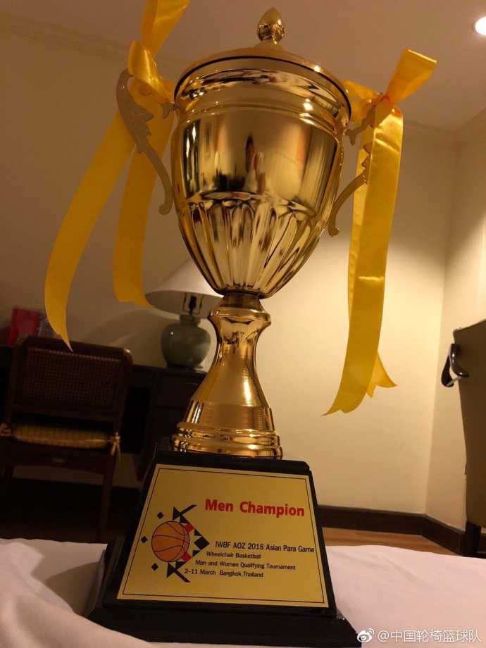 轮椅上的逆转之王:广东省轮椅篮球队亚残预选赛勇夺桂冠 胜利的哨声响起,中国队的队员们在场中央紧紧相拥,有人仰天长啸释放压力,有人低头拭去眼角的泪光,这座沉甸甸的冠军是他们用六个人的坚守换来的勋章。