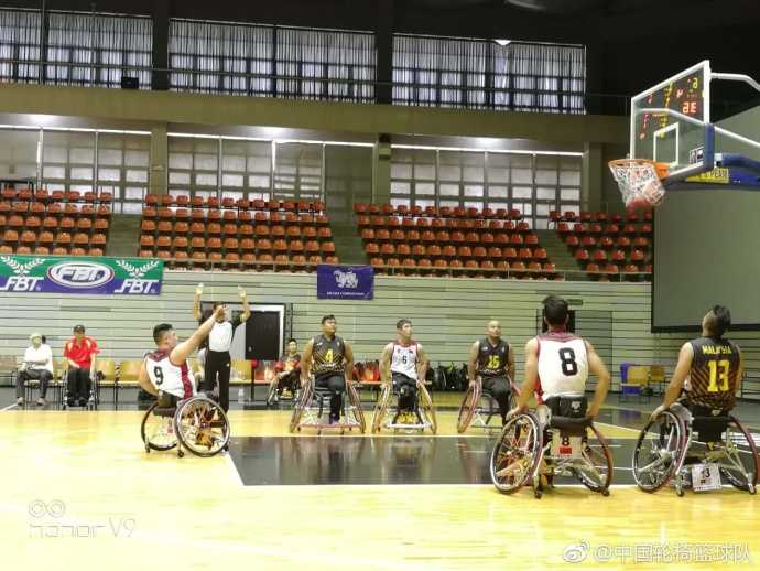 轮椅上的逆转之王:广东省轮椅篮球队亚残预选赛勇夺桂冠 夺冠后的中国队并未大肆庆祝,而是围成一圈,神情专注地聆听教练最后的战术复盘,汗水浸透了他们的球衣,专注的眼神里闪烁着对未来亚残运正赛的憧憬。