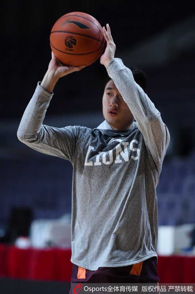 训练结束福特森心情大好，挥手致意间仿佛已对胜利胸有成竹