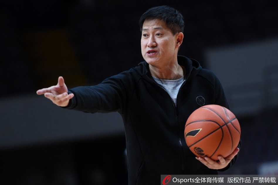 福特森训练中大秀球感，轻松写意的神态预示今夜大战信心十足