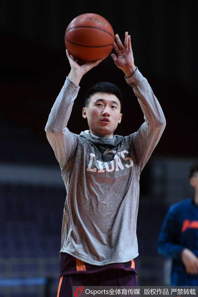 辫子哥福特森在训练中咧嘴大笑，搞怪表情逗乐全场队友