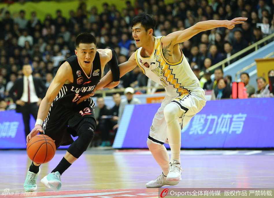 辽厦季后赛经典对决回忆:那些激情燃烧的赛场瞬间 郭艾伦如利刃般撕裂广厦防线,高高跃起挑战篮筐,眼神中满是杀伐决断的霸气。