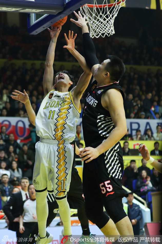 辽厦季后赛经典对决回忆:那些激情燃烧的赛场瞬间 王征面对韩德君的强硬防守,高举高打,利用身高优势觅得机会,指尖轻轻一拨将球送入篮筐。