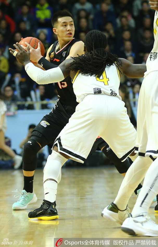 辽厦季后赛经典对决回忆:那些激情燃烧的赛场瞬间 哈德森抢断得手瞬间,如猎豹般迅捷,他指尖的方向,正是辽宁队反击的号角。