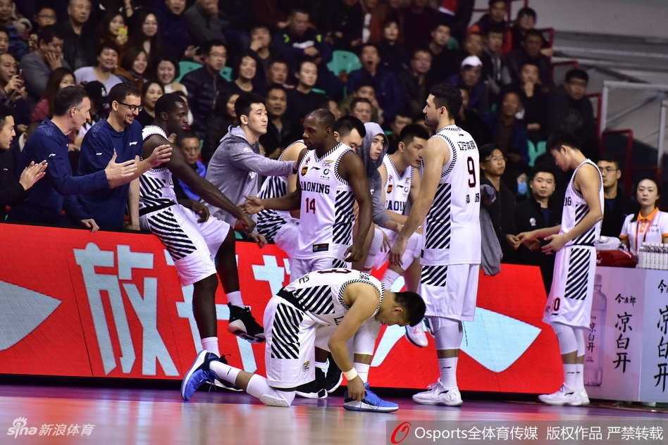 辽厦巅峰对决惨遭滑铁卢 福特森导演团队篮球经典 鞠鹏关键时刻跳投命中,为广厦队稳住阵脚,浇灭了辽宁队反扑势头
