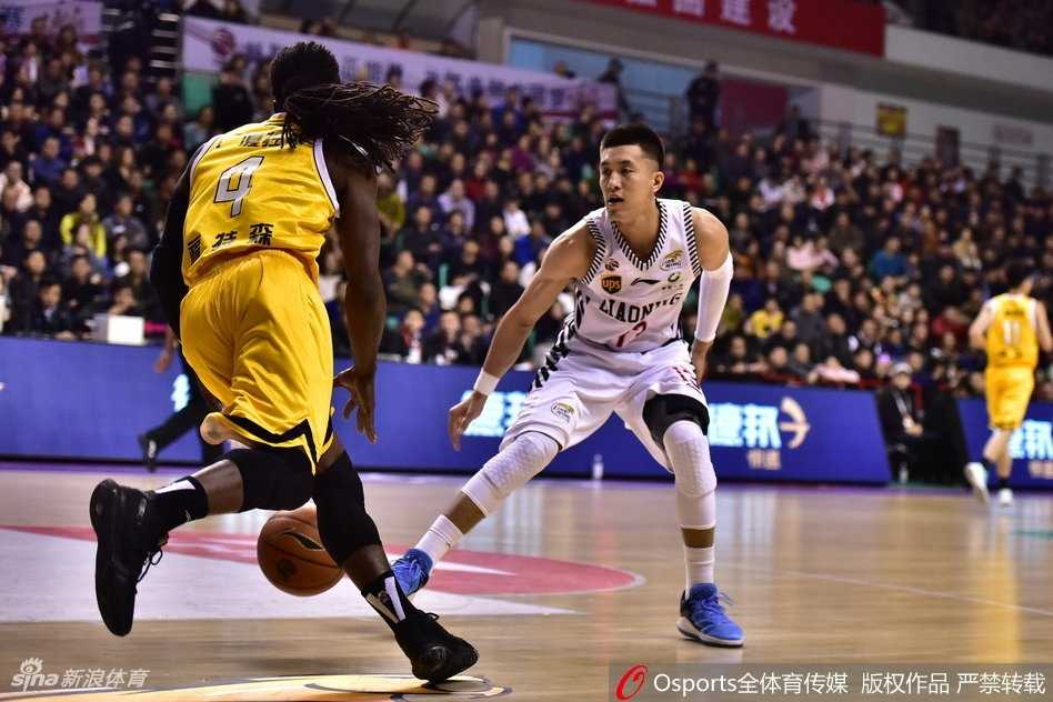 辽厦巅峰对决惨遭滑铁卢 福特森导演团队篮球经典 胡金秋在内线高高跃起,面对韩德君的防守依然稳稳将球送入篮筐