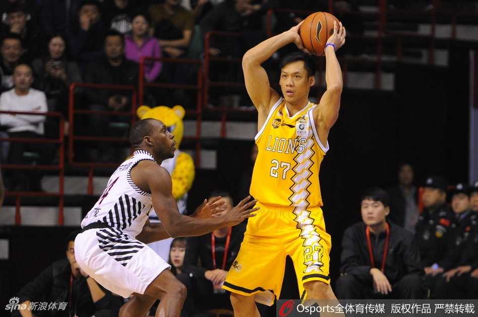 辽厦巅峰对决惨遭滑铁卢 福特森导演团队篮球经典 刘铮全场送出七次抢断,用防守反击一次次撕裂辽宁队心理防线