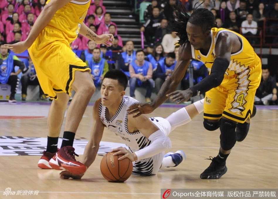 辽厦巅峰对决惨遭滑铁卢 福特森导演团队篮球经典 广厦小外援福特森如精灵般穿梭防线,用一记精准长传撕破辽宁队防守