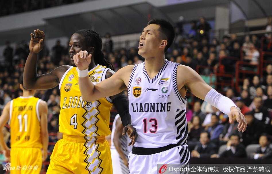 辽厦巅峰对决惨遭滑铁卢 福特森导演团队篮球经典 林志颖开场便手感发烫,三分线外张手命中,瞬间点燃广厦替补席激情