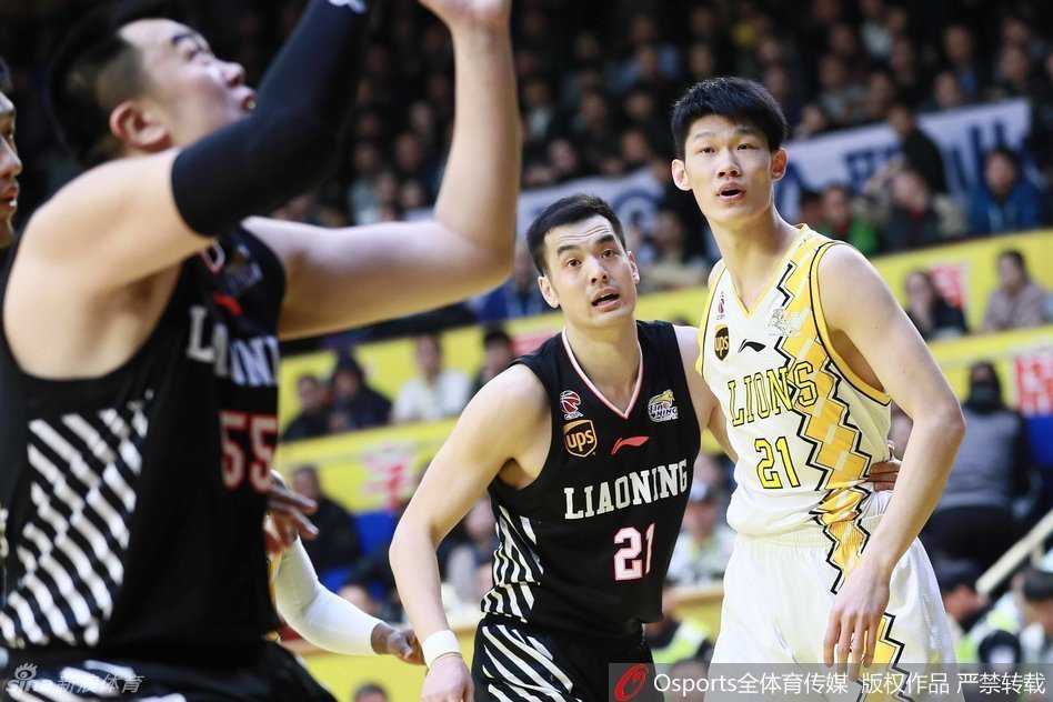 辽厦烽火数年缠斗,郭士强与李春江的斗法从未如此激烈 兰多夫在篮下奋力争抢,肌肉隆起,仿佛一辆横冲直撞的卡车,毫不顾忌地形的险恶。