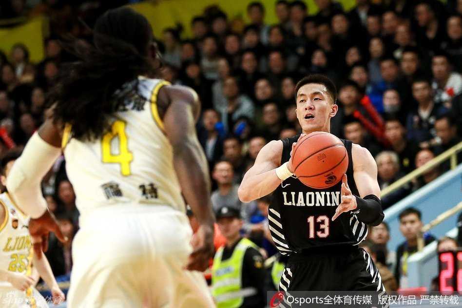 辽厦烽火数年缠斗,郭士强与李春江的斗法从未如此激烈 李春江在场边情绪激动,甩掉外套大声指挥,脸上写满了对胜利的极度渴望和对细节的严苛要求。