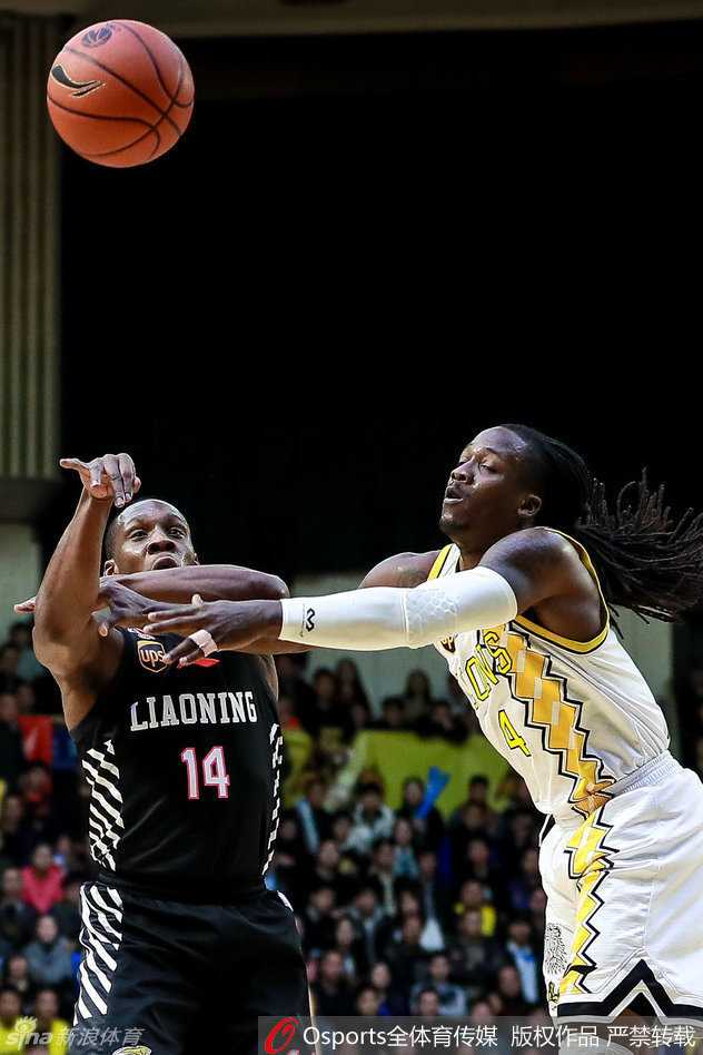 辽厦烽火数年缠斗,郭士强与李春江的斗法从未如此激烈 福特森在人群中穿梭,小手一抖送出精妙助攻,灵巧的身姿与辽宁队的巨塔们形成鲜明对比。