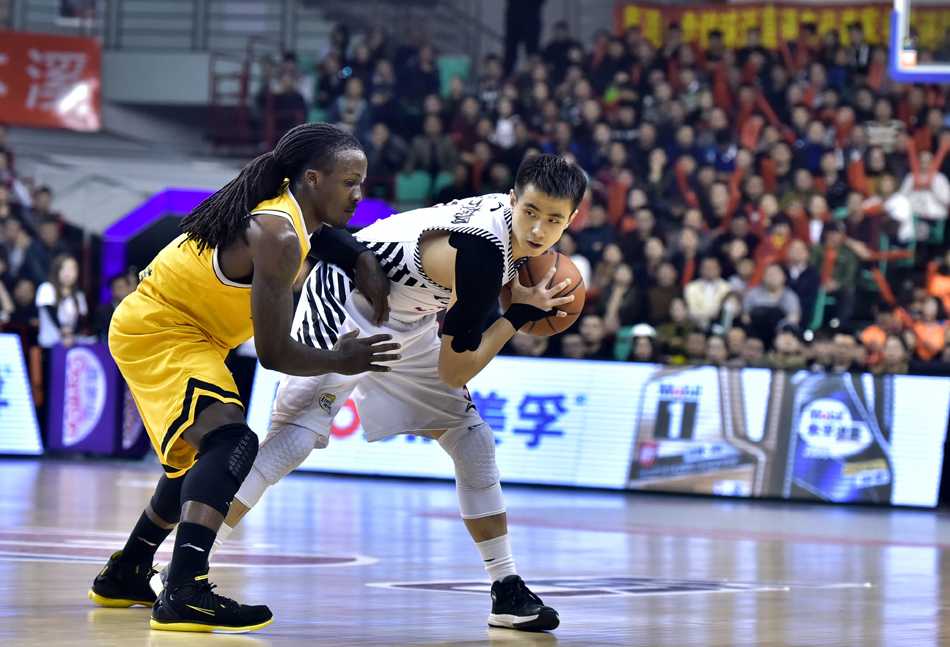 辽厦烽火记忆:郭艾伦的杀气与英雄相惜 比赛结束后,辽宁队的郭艾伦与广厦队的福特森放下赛场上的恩怨,两人紧紧拥抱,英雄相惜。