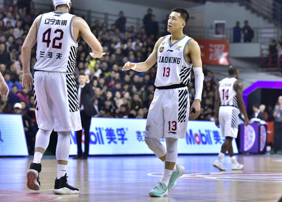 辽厦烽火记忆:郭艾伦的杀气与英雄相惜 辽宁队外援兰多夫在内线凭借强壮的身体卡住有利位置,为争抢篮板球做好准备。