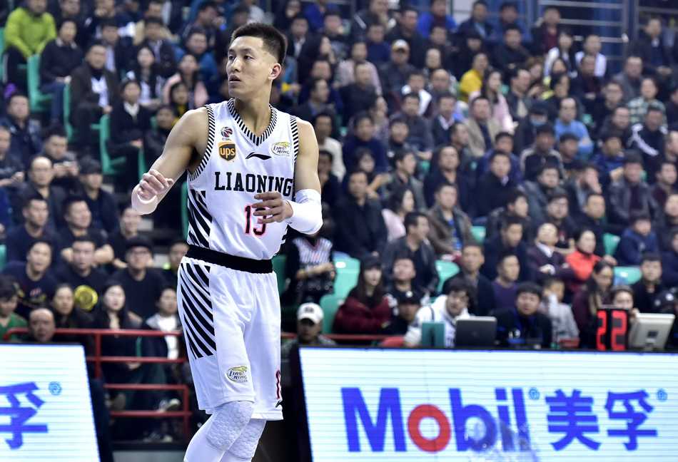 辽厦烽火记忆:郭艾伦的杀气与英雄相惜 郭艾伦在场上快速奔跑,准备接应队友的传球,他身边是紧追不舍的广厦防守球员。