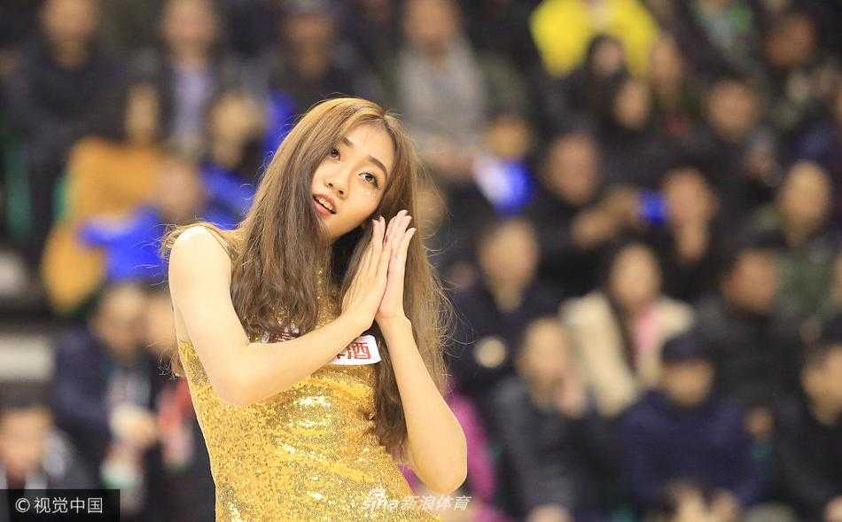 随着队形变换，前排的拉拉队员正对镜头献上飞吻，金色短裙下的舞步轻盈欢快，她们用热情融化了赛场内外的寒意。