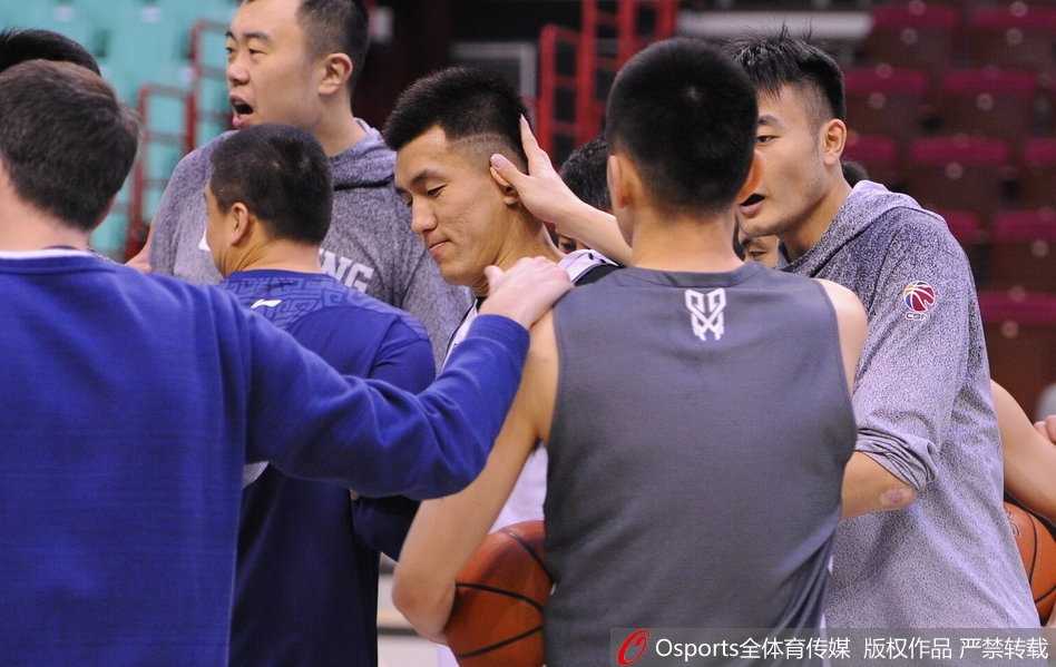 辽宁队训练师在场边辅助郭艾伦进行核心力量训练，为高强度的对抗储备体能