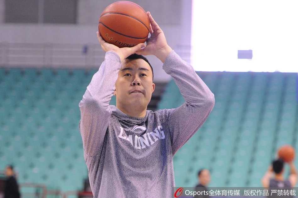 赵继伟在加练中持球组织，眼神犀利，郭艾伦则在侧翼跑位随时准备接球进攻