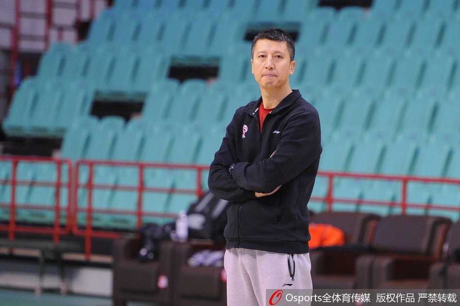 加练中的郭艾伦面对防守悍将的干扰，依然稳稳命中后仰跳投，场边空无一人