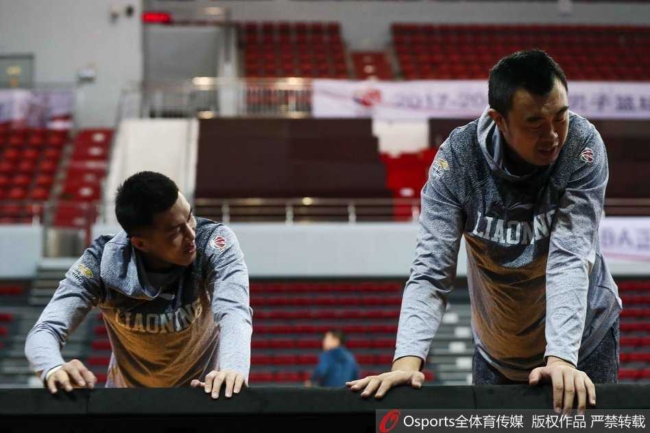 训练间隙，郭艾伦双手环抱着韩德君的腰，脸贴在老大哥厚实的后背上撒娇，大韩则自顾自地往前走，仿佛在拖着一个巨型挂件