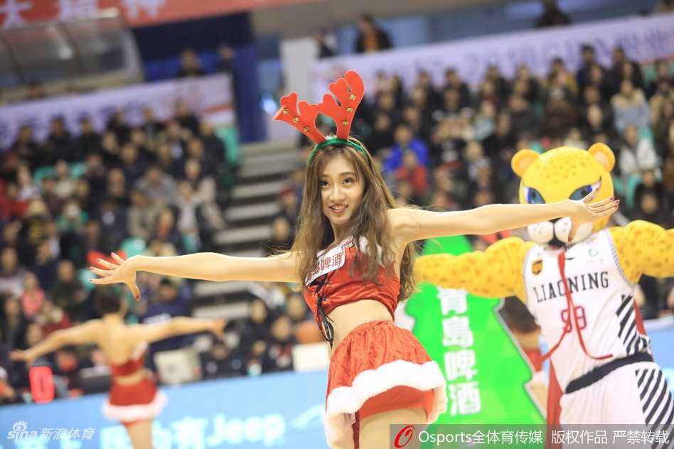 辽宁男篮主场大捷,赛场“鹿女郎”热舞点燃冬日激情 镜头捕捉到‘鹿女郎’们灿烂的笑容,她们充满活力的舞蹈成为辽宁主场一道亮丽的风景线
