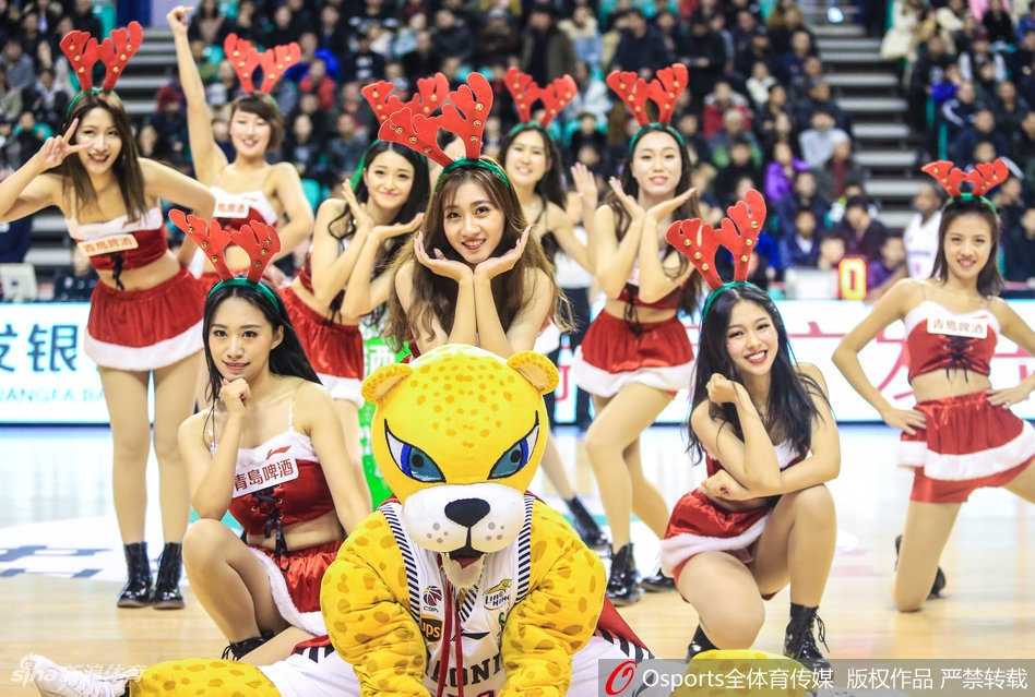 辽宁男篮主场大捷,赛场“鹿女郎”热舞点燃冬日激情 ‘鹿女郎’眼神专注而富有魅力,她们专业的表演不仅为球员加油,更提升了整个赛事的观赏性