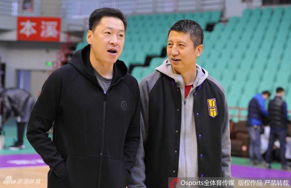 郭艾伦赛前热身时对着镜头挤眉弄眼，俏皮吐舌，顽童本色尽显，瞬间引爆现场气氛。