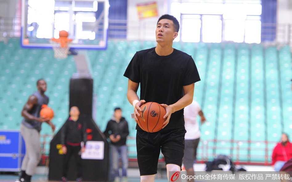 辽宁男篮新赛季启航:公开训练展露争冠雄心 训练间歇,郭艾伦与队友并肩站立,眼神中透露出对胜利的渴望,简单的拉伸动作也显得张力十足。