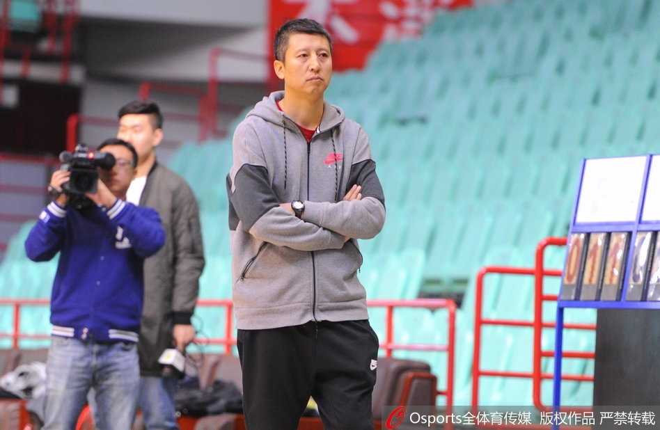 辽宁男篮新赛季启航:公开训练展露争冠雄心 在镜头聚焦下,郭艾伦神情轻松地将T恤反穿,这别出心裁的穿搭透露出一股“大心脏”特有的幽默感与淡定。