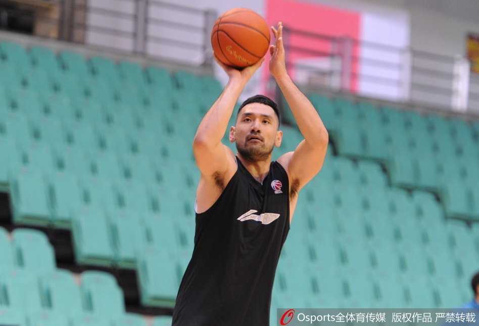 辽宁男篮新赛季启航:公开训练展露争冠雄心 郭艾伦在场上专注地拍打着篮球,肌肉线条分明,每一次运球都充满节奏感,宣告着新赛季他已经准备好了。