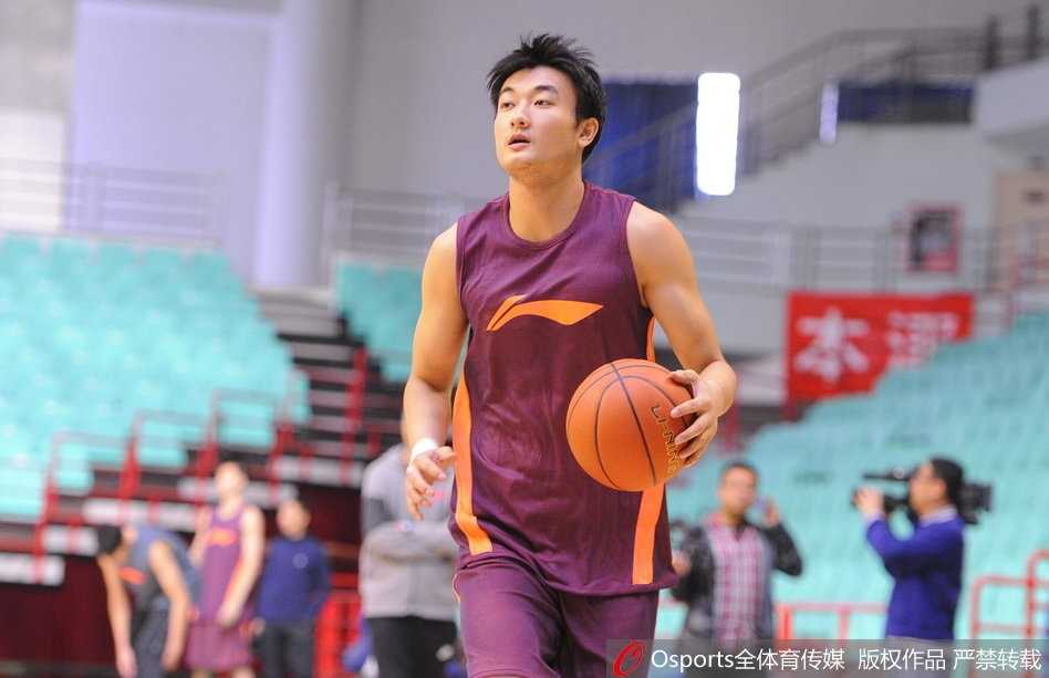 辽宁男篮新赛季启航:公开训练展露争冠雄心 面对空旷的球场,郭艾伦手起刀落,篮球在空中划出优美弧线,反穿的T恤在聚光灯下显得格外醒目。