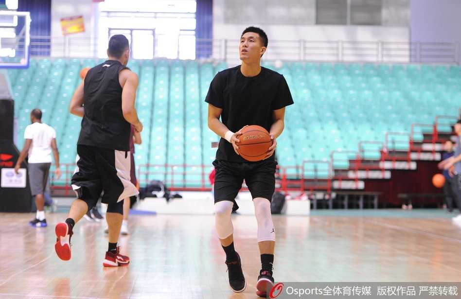 辽宁男篮新赛季启航:公开训练展露争冠雄心 球队核心郭艾伦在运球推进,目光如炬,即使在训练中也一丝不苟,仿佛在脑海中演练着实战中的战术配合。