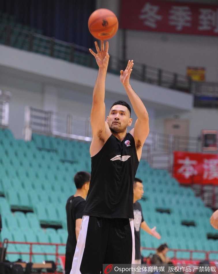 辽宁男篮新赛季启航:公开训练展露争冠雄心 球馆内的灯光将影子拉长,郭艾伦的投篮姿态定格在这一刻,仿佛是在为即将到来的新赛季描摹一幅完美的蓝图。