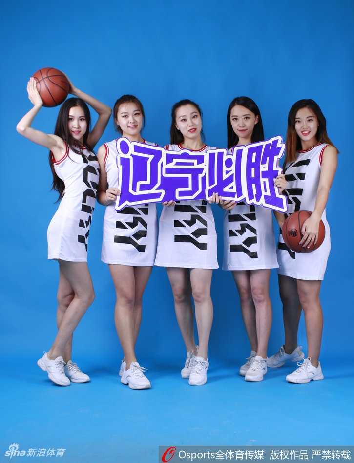 这位啦啦队员在赛场边回眸一笑，手中的金色花球闪闪发光，她的笑容如同温暖的阳光，瞬间融化了赛场的紧张气氛。