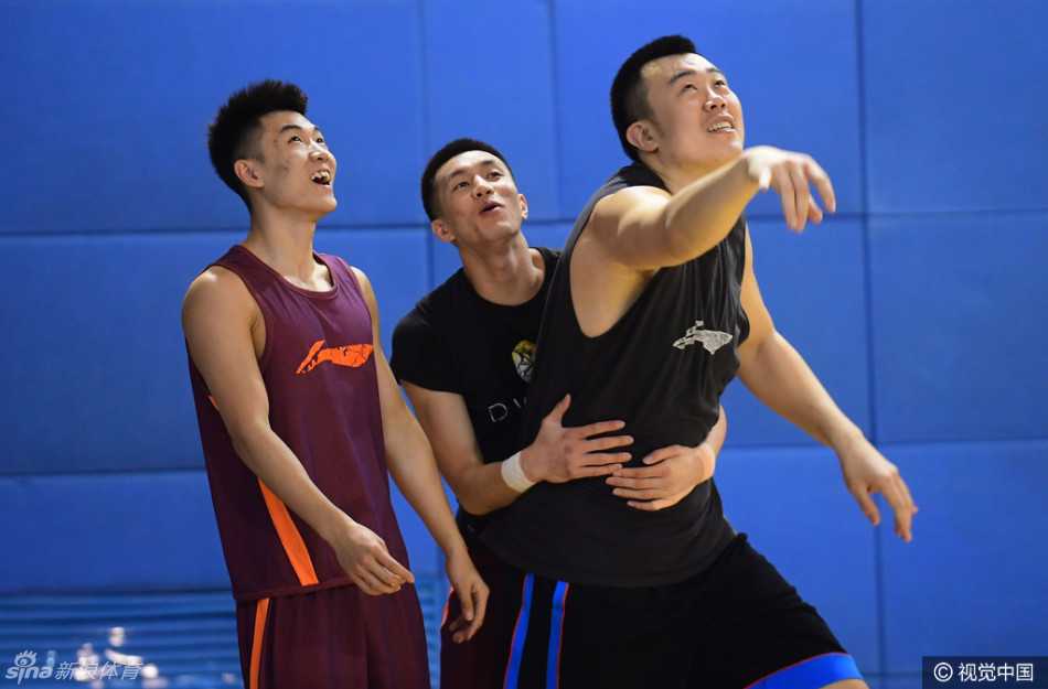 郭艾伦在训练中全神贯注地进行运球练习，篮球仿佛黏在手上，眼神中透着一股不服输的倔强与专注。